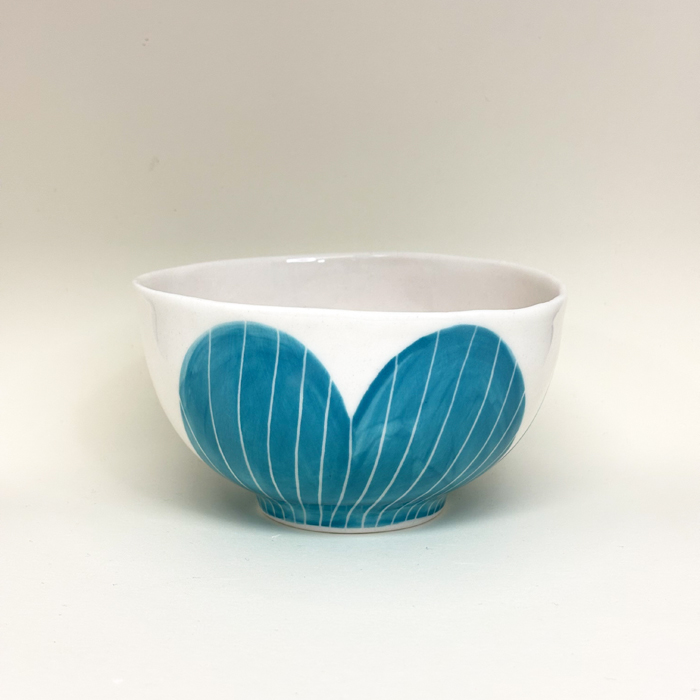 sur cette image on voit l’extérieur du bol il est décoré d’un motif graphique turquoise composé d’arcs soulignés de fines lignes blanches. Une pièce unique, façonnée et peinte à la main dans mon atelier près de Strasbourg.