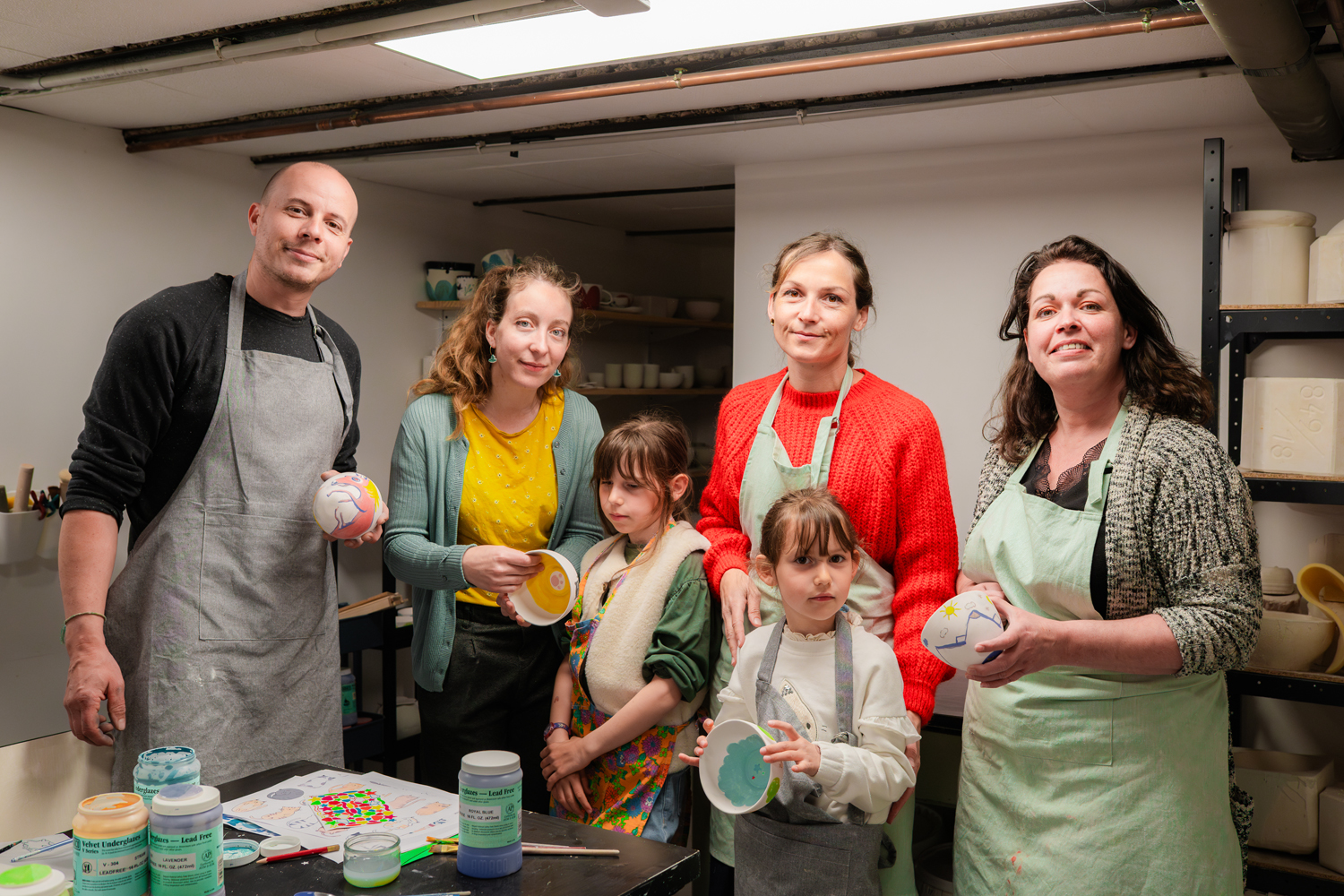 photo du groupe de personne ayant participé à un atelier de peinture sur céramique