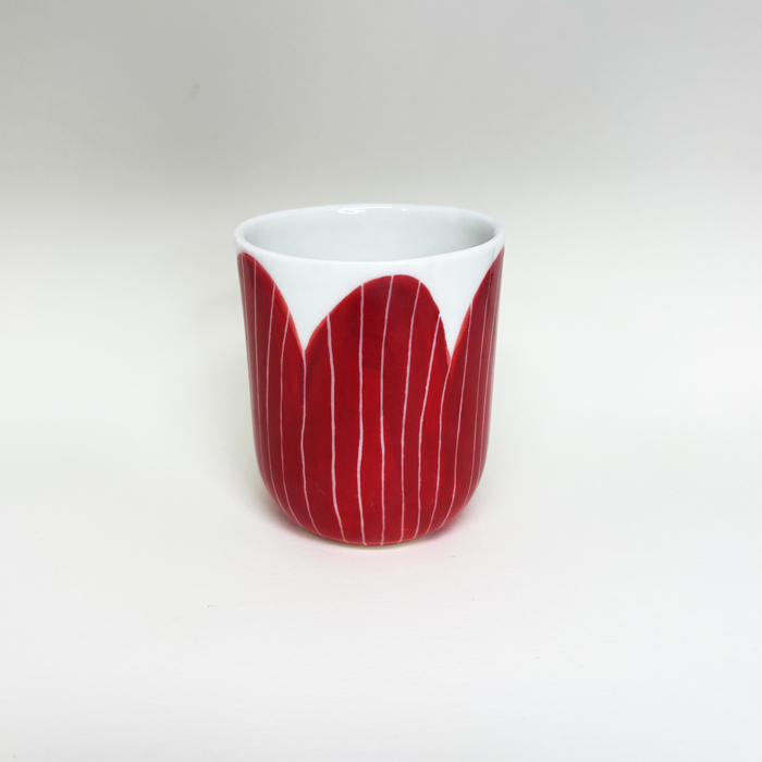 vue d'une tasse en porcelaine avec des pétales touche sur l'extérieur